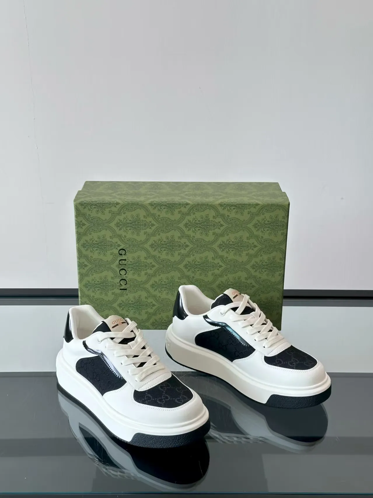 P460. New men's shoes GUCCI [Lightning] latest shoes shipped. Original quality, fashionable, special materials, sheepskin lining, new packaging. The foot feels super comfortable and the workmanship is impeccable. Size: 38-45, white lining. No. 058